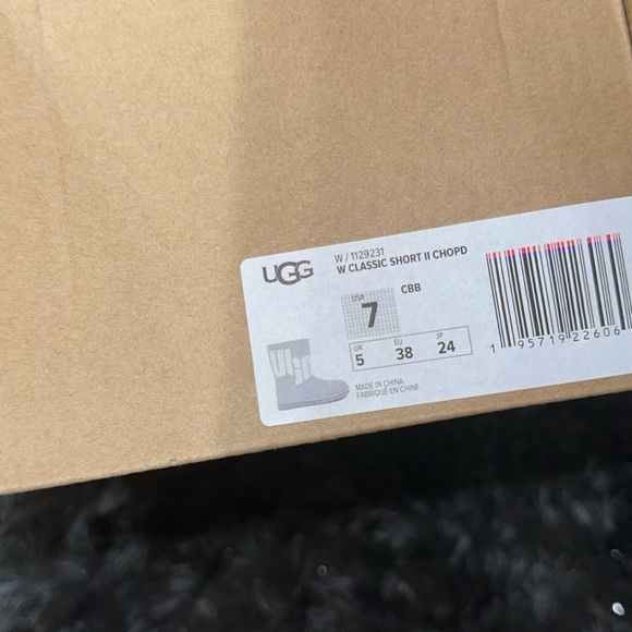 UGGS 💕💕 - Picture 2 of 4